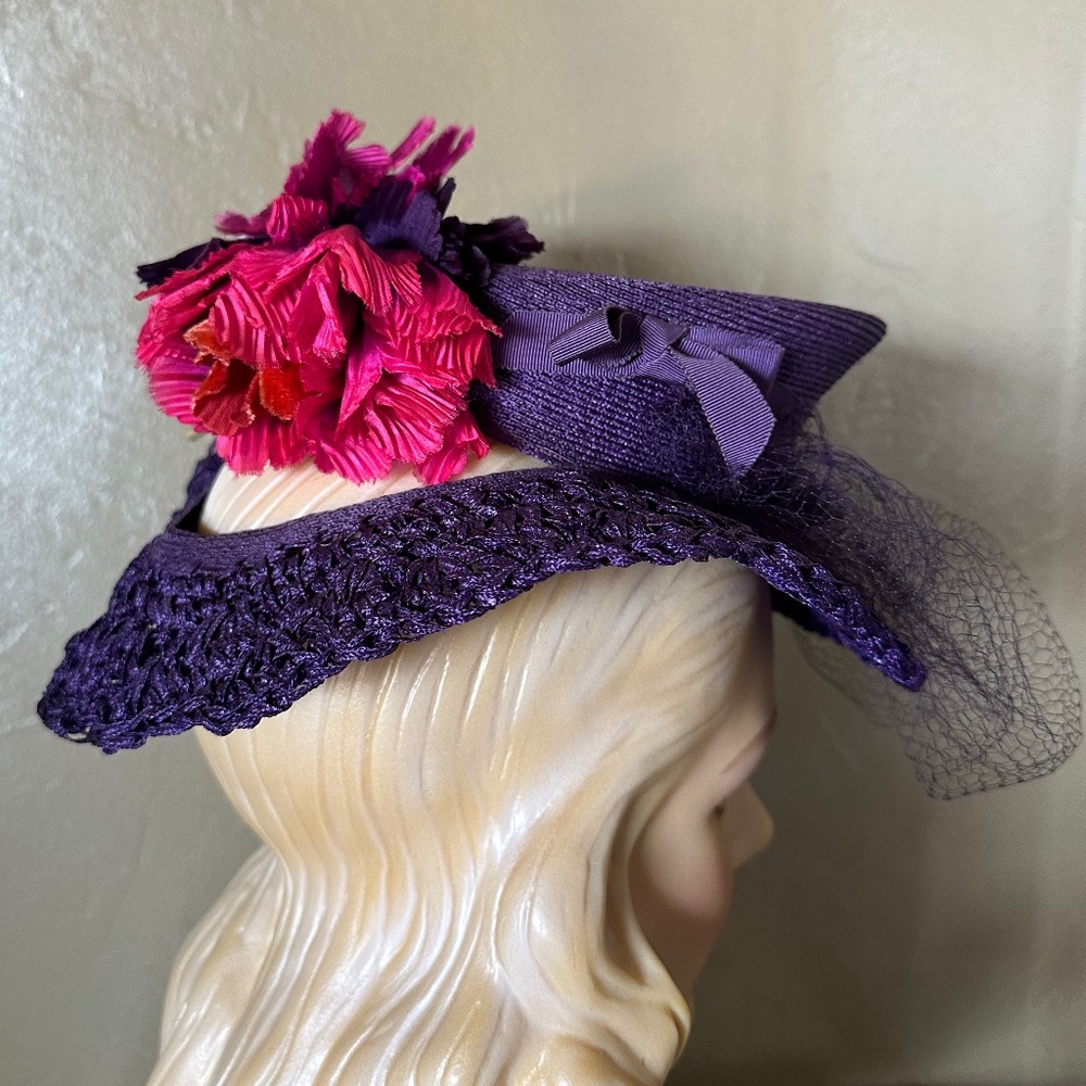 FABULOUS 1940s' PURPLE FEDORA/ "CROCHETED" BRIM + FABRIC FLOWERS & MATCHING VEIL - Picture 6 of 14